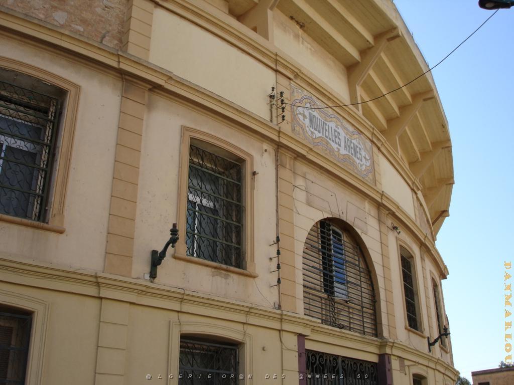 ORAN 10 2005 119 LES ARENES L ENCEINTE.JPG